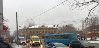 Foreign car knocked down two people on a pedestrian crossing in the centre of Moscow