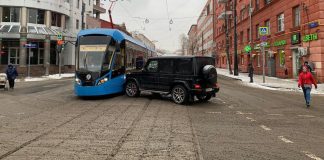 The car crashed into a tram in Central Moscow