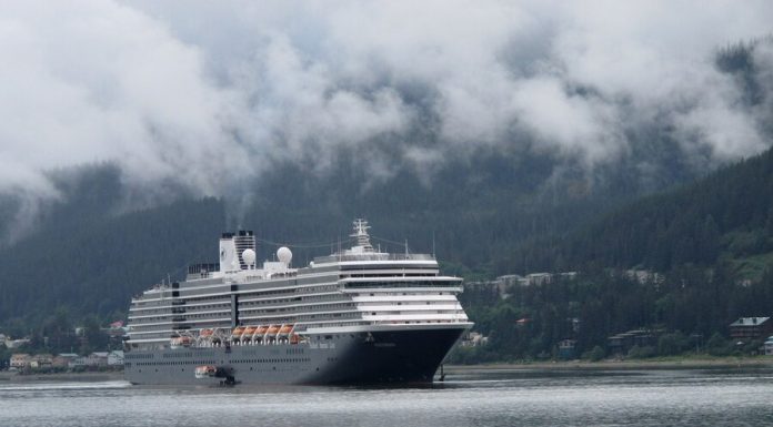 The cruise ship received permission to enter the port after the failure of the five countries