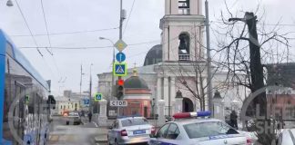 Unknown wounded two people with a knife in the temple in the center of Moscow