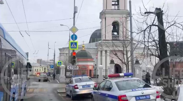 Unknown wounded two people with a knife in the temple in the center of Moscow