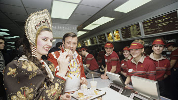 the participants of the opening of the joint Soviet-canadian restaurant "McDonald