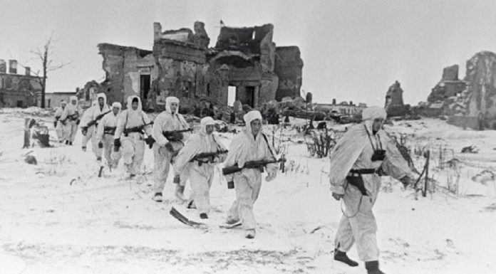 How many died soldiers of the red Army in attempts of breaking the siege of Leningrad