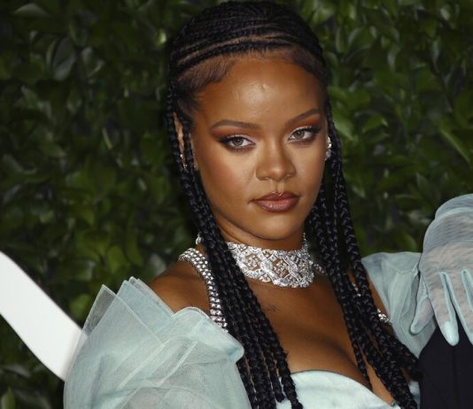 Rihanna has unveiled a new song for the first time in four years