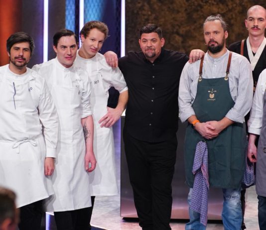 Gastgeber Tim Mälzer empfängt bei "ready to beef!" Sven Wassmer und Mario Lohninger mit ihren Teams zum Duell.